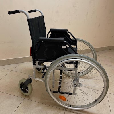 abiem rankom valdomi neįgaliųjų vežimėliai su varomaisiais priekiniais ratais S